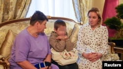Уполномоченная по правам ребёнка в России Мария Львова-Белова (справа) в Катаре, 24 апреля 2024 года