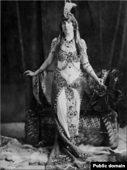 Эдит Маккормик-Рокфеллер в наряде для костюмированного бала. 1913