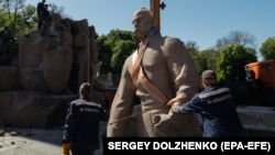 The monument to the Pereyaslav Agreement is the second Soviet-era monument to be dismantled and removed from under Kyiv's so-called Arch of the Ukrainian People. (file photo)