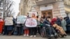 Imagine din 11 martie, atunci când zeci de asistenți personali au protestat în fața primăriei Chișinău împotriva deciziilor autorităților locale care îi lăsau pe unii fără salarii, iar pe alții cu doar jumătate.