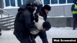 Полиция хезмәткәрләре Фаил Алсыновны якларга чыккан активистны тоткарлый, Уфа, 19 гыйнвар 2024 ел