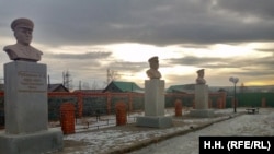 Памятники героям Советского Союза в центре Багдарина
