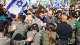 Протестующие дерутся с сотрудниками израильских сил безопасности во время демонстрации против спорного правительственного проекта судебной реформы. Тель-Авив, 1 марта 2023 года
