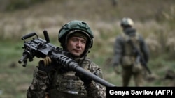 Украинский военнослужащий во время тактических учений в Донецкой области 