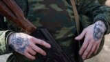 Военнослужащий у мобилизационного пункта военкомата, Донецк