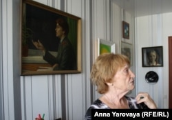 Татьяна Савинкина на фоне своего портрета