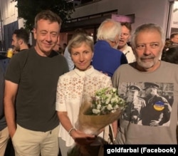 Александр Гольдфарб (справа) с Питером Морганом и Мариной Литвиненко на премьере "Патриотов" в Лондоне, 12 июля 2022 года