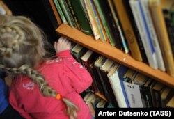 Ребенок в библиотеке Екатеринбурга