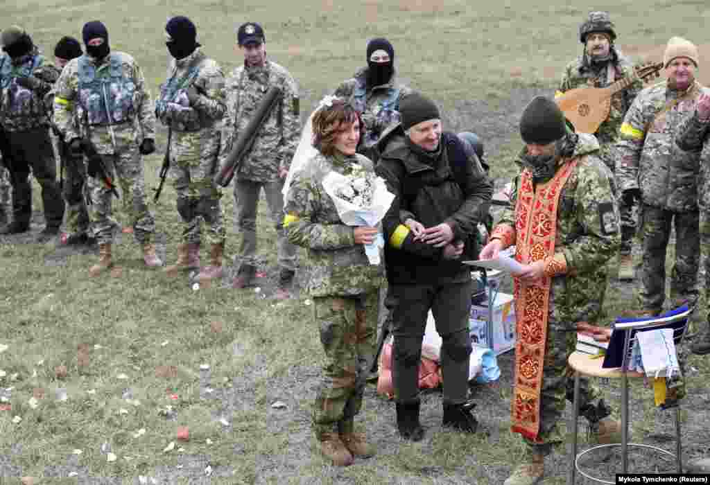 Бойцы территориальной обороны Леся Иващенко и Валерий Филимонов женятся на одном из блокпостов в Киеве 6 марта.