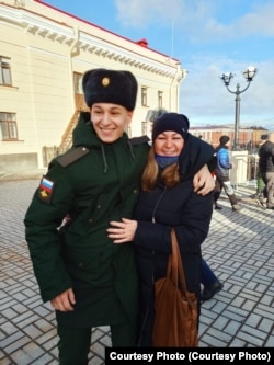Кирилл вместе с мамой Ириной перед отправкой в армию