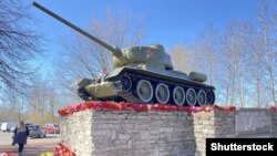 Советский танк T-34, установленный в качестве памятника в окрестностях Нарвы