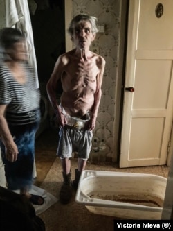 Это фото Юрия Николаевича, которое я сделала на мобильный телефон, войдя в его квартиру. Публикуется с разрешения Юрия Николаевича и его семьи