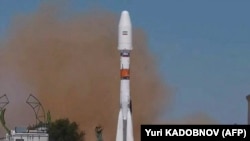 Ракета-носитель со спутником "Хайям"