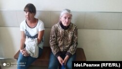 Мария Роуз и мама Ричарда в суде, 10 августа 2022 года.