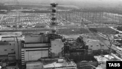 Изграждане на защитно съоръжение над реактор №4 в Чернобилската атомна електроцентрала "Ленин" след аварията, август 1986 г.
