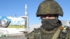 Военнослужащий на территории Чернобыльской атомной электростанции. Подразделения Воздушно-десантных войск России обеспечивают охрану Чернобыльской атомной электростанции (АЭС), 26 февраля 2022 года