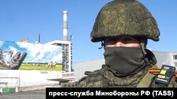 Военнослужащий на территории Чернобыльской атомной электростанции. Подразделения Воздушно-десантных войск России обеспечивают охрану Чернобыльской атомной электростанции (АЭС), 26 февраля 2022 года