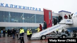 Пассажиры выходят из самолета Boeing 737-800 авиакомпании "Победа" в аэропорту Храброво. Самолет представлен в новой ливрее "Жемчужина Балтики" в рамках проекта аэропорта по популяризации Калининградской области