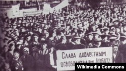 Митинг в Сталино (ныне Донецк) после освобождения города Красной армией. 8 сентября 1943. Фото (предположительно) Эммануила Евзерихина