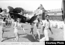 Ллойд и Джеймс Паттерсоны на физкультурном параде в Москве. 1936 год