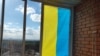 "Украина не даст поглотить себя "русскому миру". Желто-синий флаг на балконе в Новосибирске