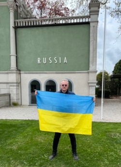 Юрий Вакуленко перед закрытым павильоном РФ в Венеции