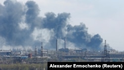 Дым пожаров над разрушенным комбинатом "Азовсталь" в Мариуполе, ставшем одним из символов российско-украинской войны