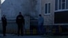 Полиция заставила жительницу Пскова перекрасить жёлто-синий забор