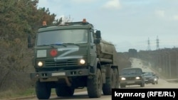 Российский военный грузовик в Крыму за знаком Z (архивное фото)