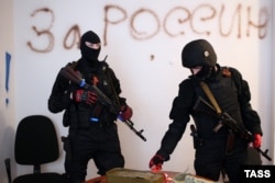 Сепаратисты в захваченном здании СБУ в Луганске