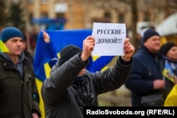Во время акции протеста в захваченном российскими военными городе Геническе Херсонской области, 6 марта 2022 года