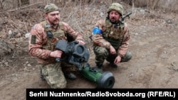 Украинские военные с ПТРК Javelin на линии фронта под Киевом, март 2022 года