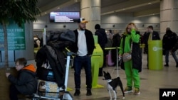 Пассажиры в московском аэропорту Домодедово, 5 марта 2022 года