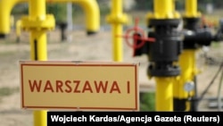 Табличка с надписью "Варшава" на газораспределительной станции в Польше