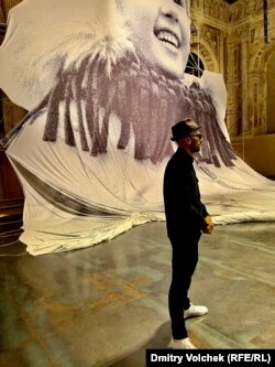 JR возле своей работы "Валерия" на выставке ПинчукАртЦентра