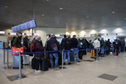 Пассажиры, вылетающие в Стамбул. Аэропорт "Домодедово", 15 марта 2022 года