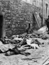 Тела гражданских бельгийцев, женщин и детей, убитых гитлеровцами во время контрнаступления на Люксембург и Бельгию в декабре 1944 года, и тела&nbsp;погибших в результате российских обстрелов жителей Мариуполя