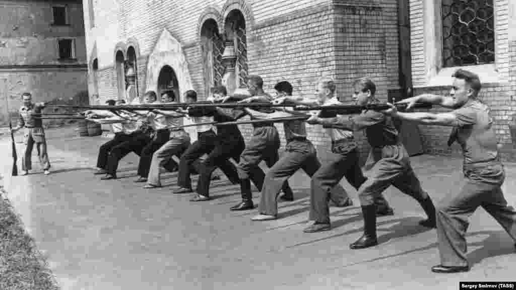 Футболисты клуба &laquo;Спартак&raquo;, которые тренируются вести рукопашный бой в 1943 году в Москве, и&nbsp;люди, решившие вступить в территориальную оборону, во время обучения в Одессе