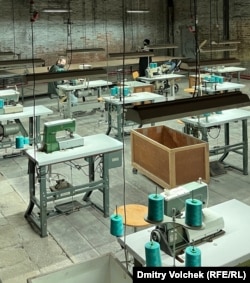 Посетители рассматривают заброшенный швейный цех в павильоне Италии