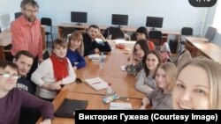 Студенты-заочники и Дмитрий Рудаков. На переднем плане – Виктория Гужева