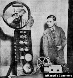 Джордж Антейл с одним из своих шумовых аппаратов. Начало 1920-х.
