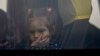 Ребенок из семьи украинских беженцев в автобусе, предназначенном для эвакуации