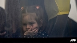 Ребенок из семьи украинских беженцев в автобусе, предназначенном для эвакуации