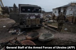 Украинские солдаты и уничтоженная российская военная техника в городе Тростянец Сумской области
