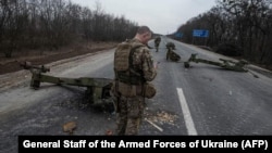 Украинские солдаты и уничтоженная российская военная техника в городе Тростянец Сумской области