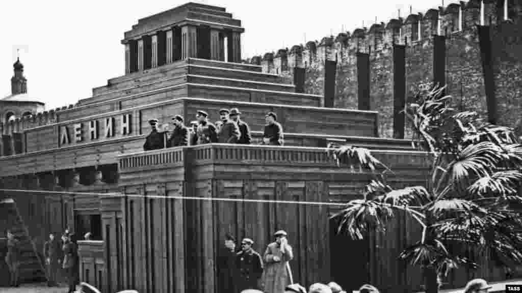 Лидеры большевиков на площадке нового мавзолея в 1926 году В марте 1924 года Алексей Щусев построил новый деревянный мавзолей, попросторнее. При эксплуатации первого, площадью поменьше, возникли проблемы: из-за потока посетителей в здании быстро становилось тепло. Это, в свою очередь, плохо сказывалось на сохранности останков