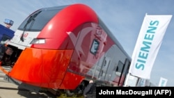 Поезд Desiro, произведенный концерном Siemens для Российских железных дорог, на международной выставке Innotrans 2012 в Берлине, сентябрь 2012 года