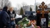 Матери Алексея и Юлии Навальной, Людмила и Алла, стоят у могилы Алексея, 2 марта 2024 года