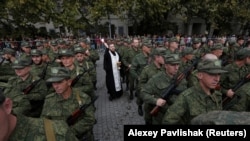 Священник благословляет мобилизованных. Севастополь, 27 сентября 2022 года
