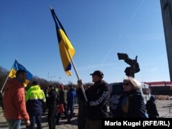 Активисты с украинским флагом у советского монумента в Риге